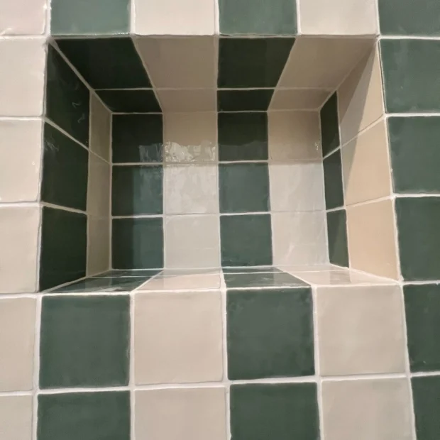 Nicho revestido a azulejo listrado
