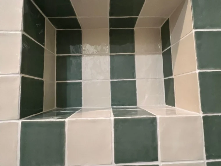 Nicho revestido a azulejo listrado
