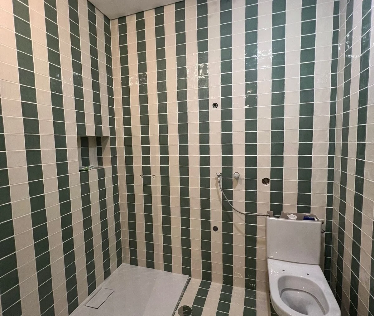 Duche em azulejo listrado, concluído
