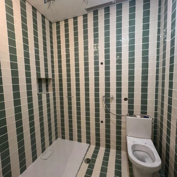 Duche em azulejo listrado, concluído