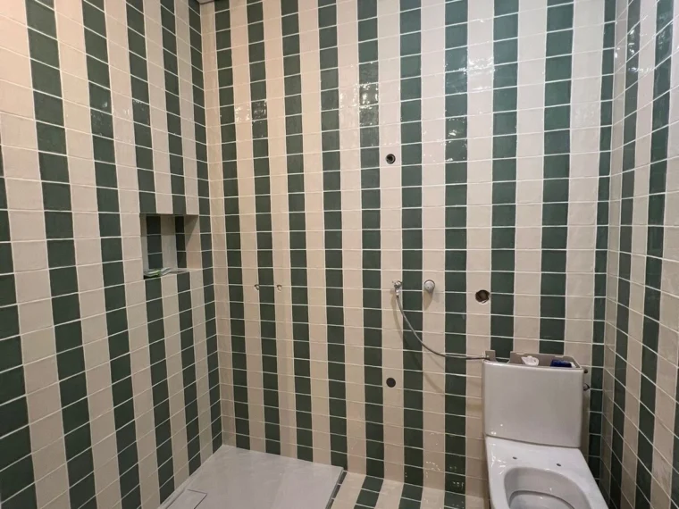 Duche em azulejo listrado, concluído