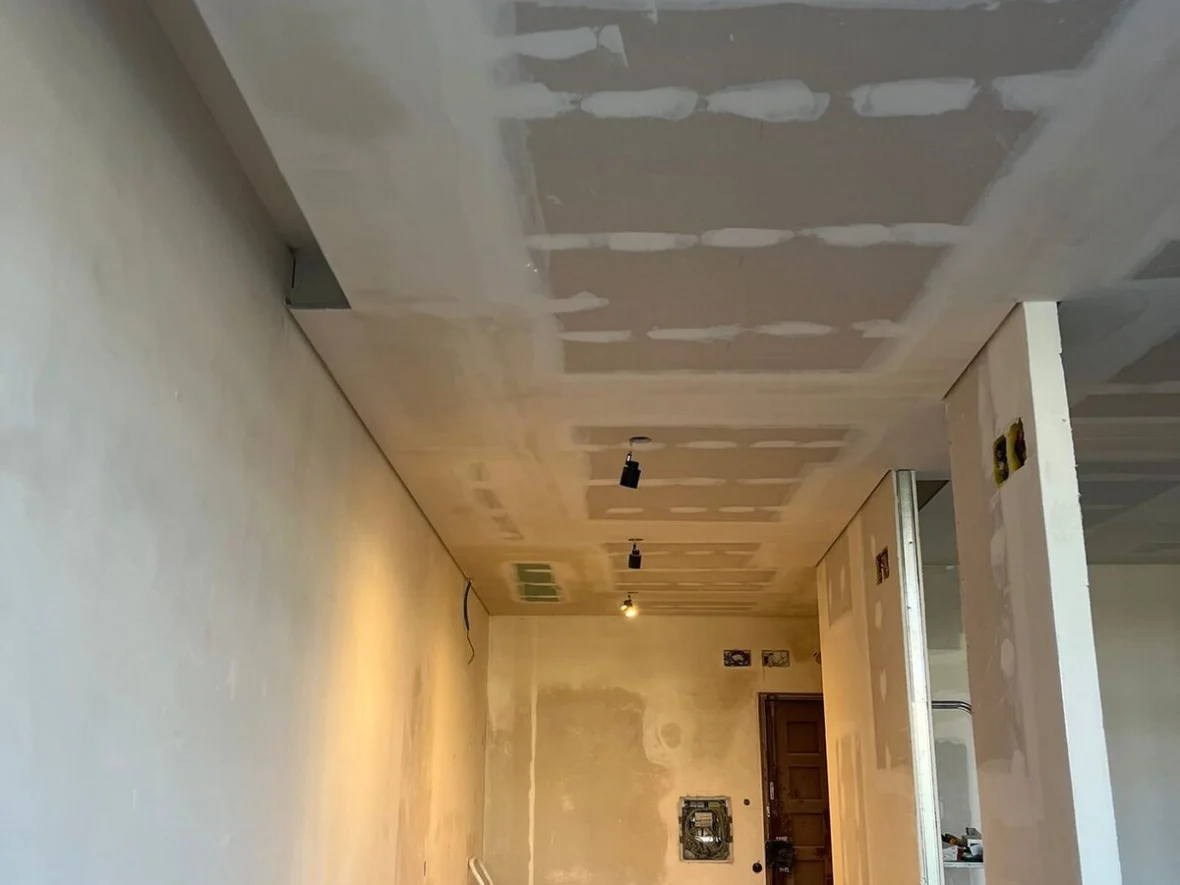 Corridor with a plasterboard ceiling, before painting
