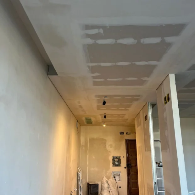 Corredor com teto em pladur, antes da pintura