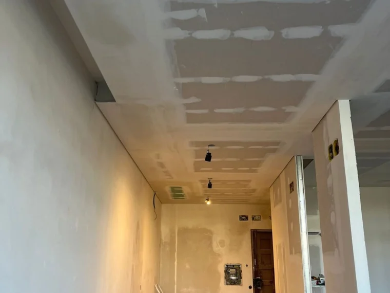 Corredor com teto em pladur, antes da pintura