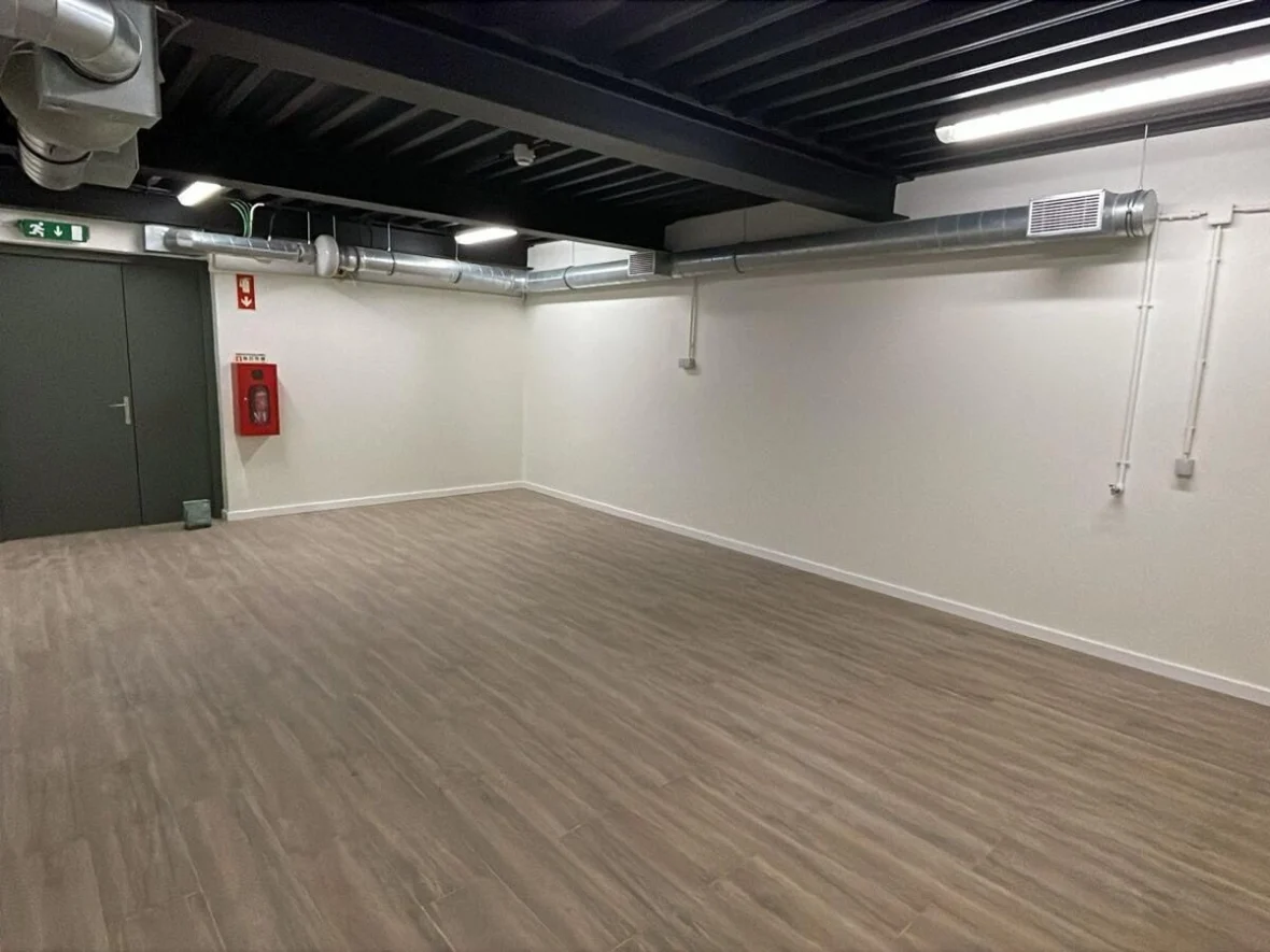 Espaço comercial concluído, com pavimento em madeira
