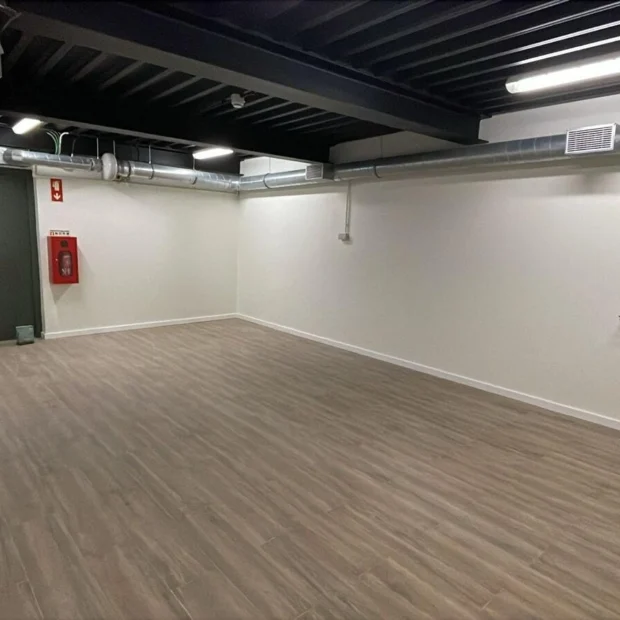 Espaço comercial concluído, com pavimento em madeira