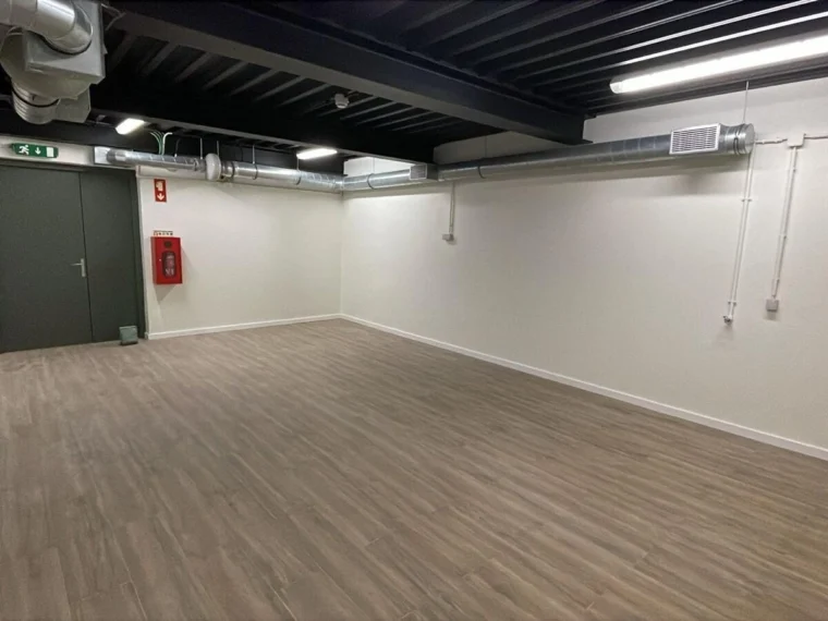 Espaço comercial concluído, com pavimento em madeira