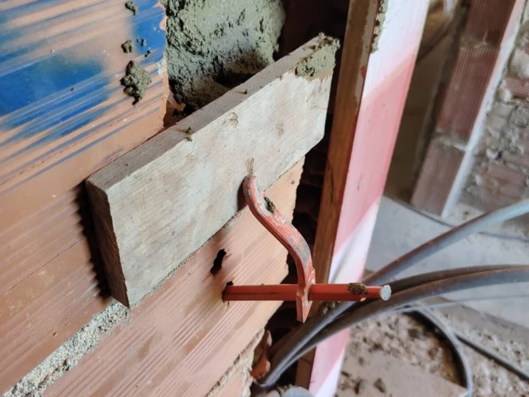 Corte e passagem de tubagem em parede de tijolo
