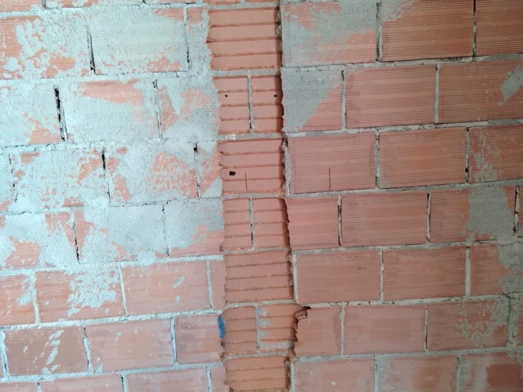 Roço vertical em parede de tijolo, já argamassado
