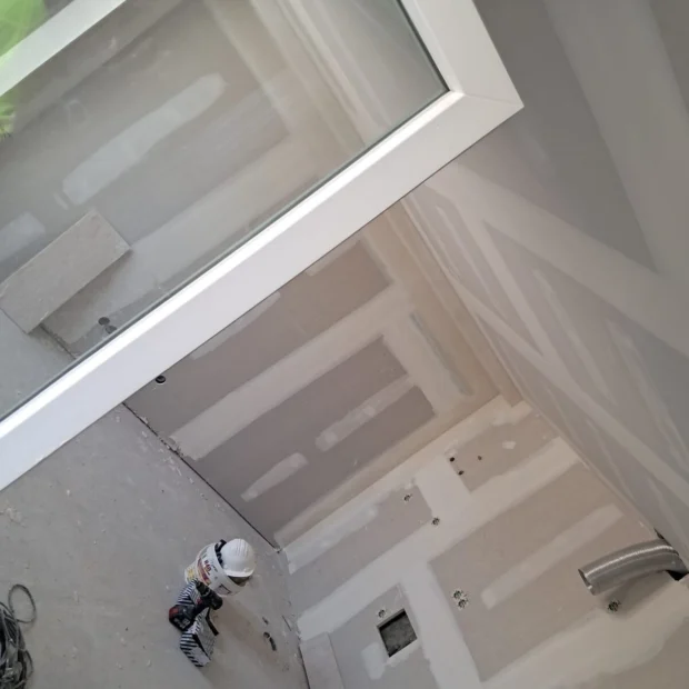 Teto em gesso cartonado com sanca, juntas tratadas