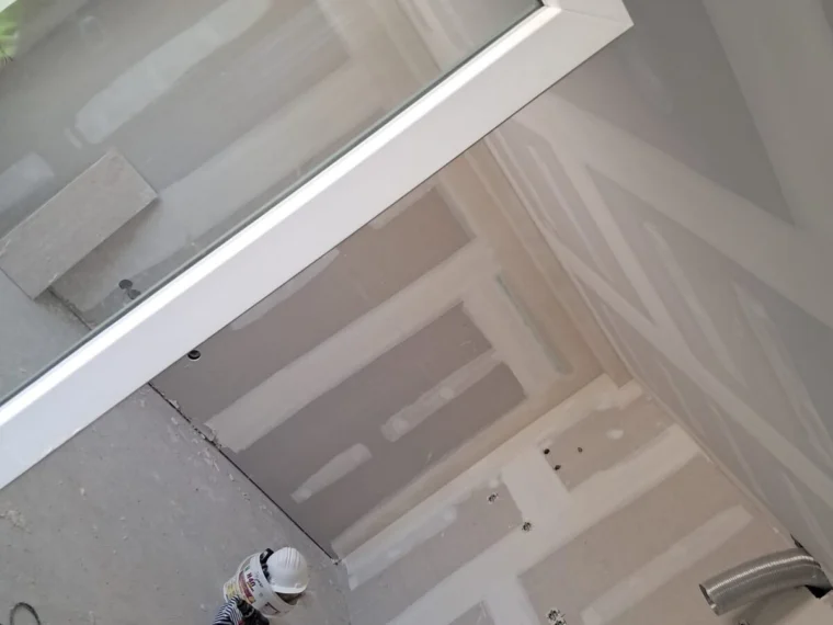 Teto em gesso cartonado com sanca, juntas tratadas