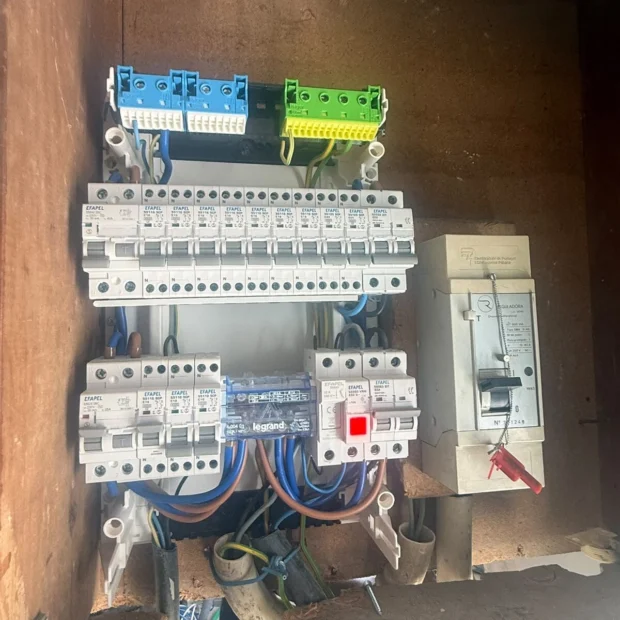 Quadro elétrico com circuitos identificados