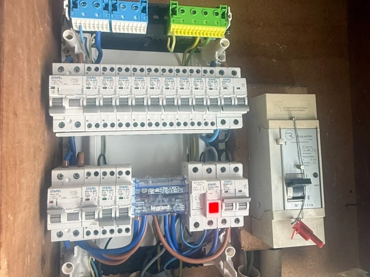 Quadro elétrico com circuitos identificados