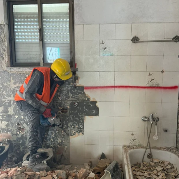 Demolição de revestimento cerâmico numa casa de banho