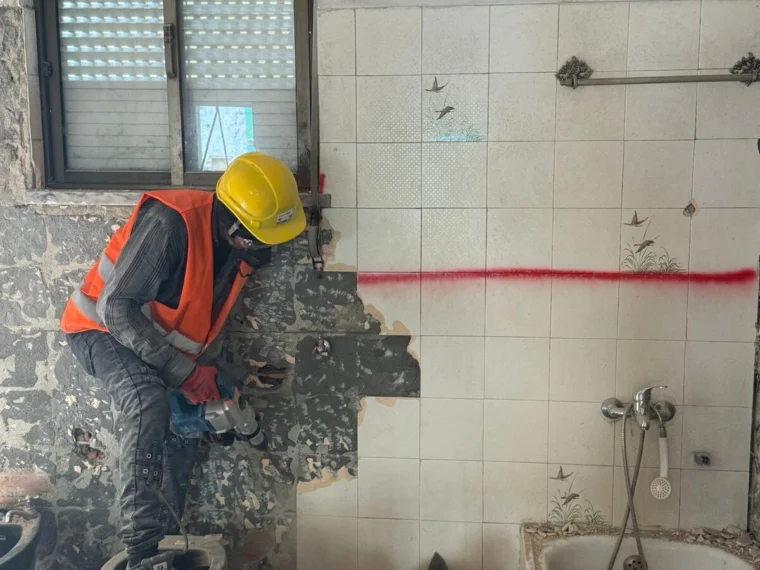 Demolição de revestimento cerâmico numa casa de banho